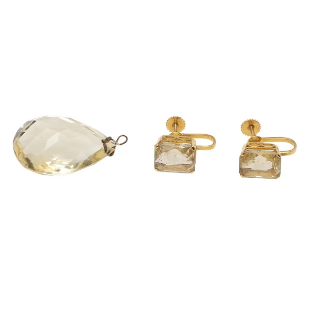 A PEAR CUT CITRINE DROP PENDANT AND A PAIR OF CHINESE GOLD MOUNTED EAR STUDS.