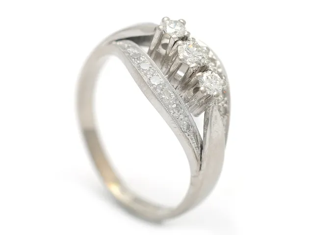 RING, 18K vitguld, 3 briljant- och 14 åttkantslipade diamanter ca 0,40 ctv, ca TW-TCr/VS, Petterssons Eftr. Juvelerar Ab, Stockholm 1964, stl 17,75 mm, vikt 5,4 g.