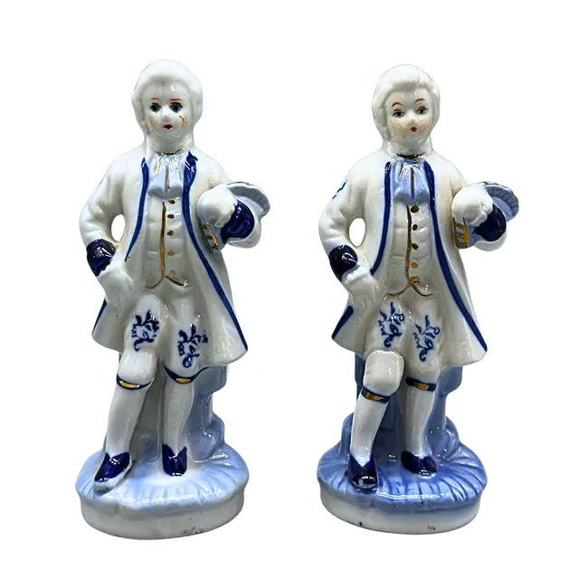 ZWEI KAVALIERFIGUREN AUS PORZELLAN - ROKOKOSTIL.