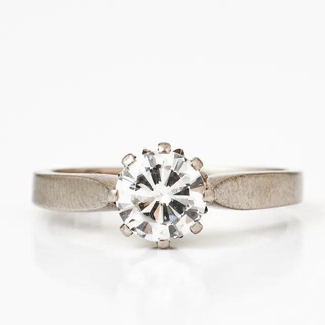 RING, 18 k rodierat vitguld, diamant med ej helt modern briljantslipning 0,74 ct., enligt gravyr, Georg Persson, Västerås 1966.