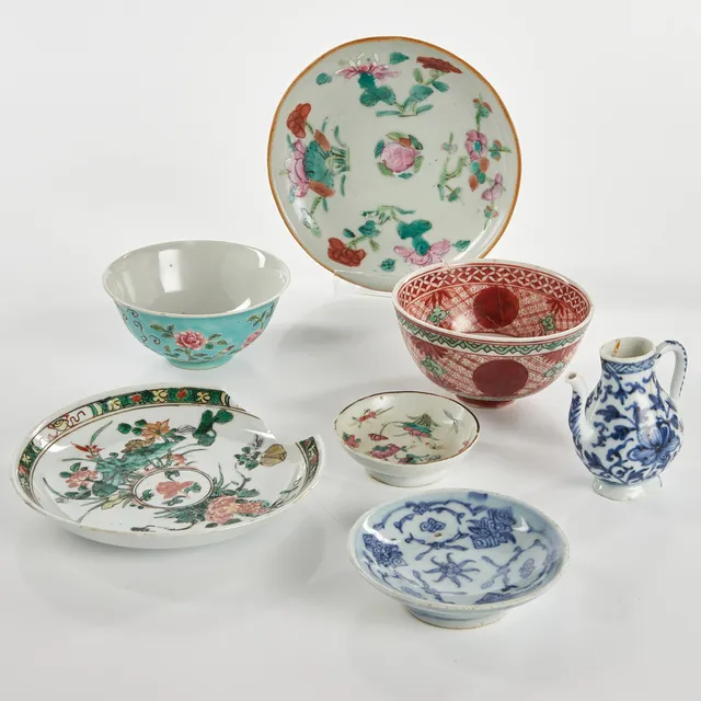 PARTI PORSLIN, 7 delar, Kangxi (1662-1722) till sen Qing (1644-1912), dekor i blåvit underglasyr, famille verte, wucai och famille rose.