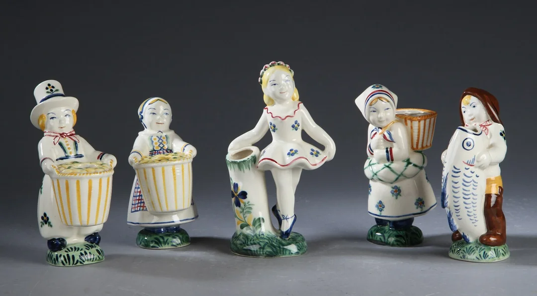 Aluminum. A collection of earthenware Children's Aid Day figurines (5) — Glass, porcelain and ceramics/Figures — Lauritz