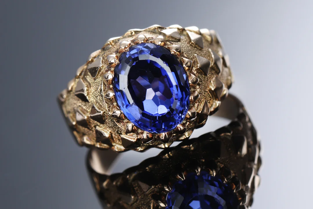 Hugo Grün, København. Retroring af 14 kt. guld med blåviolet sten — Jewellery/Rings — Lauritz