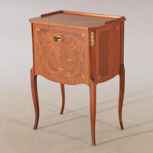 BESTICKSCHATULL, mahogny med intarsia, rokokostil.