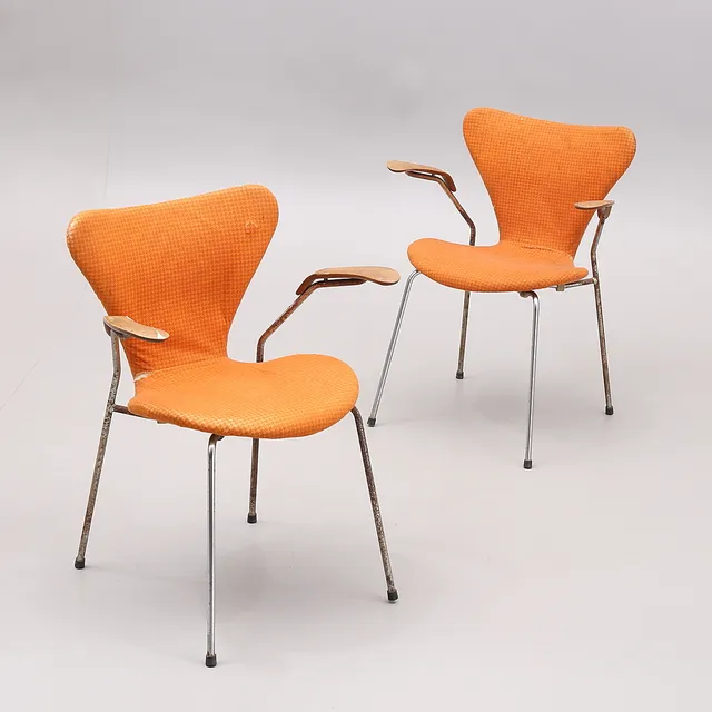 ARNE JACOBSEN. Karmstolar, ett par, "Sjuan", för Fritz Hansen, Danmark 1967.