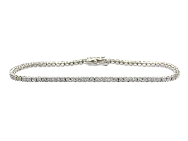 TENNISARMBAND, 18K vitguld, 71 briljanter ca 2,43 ctv, ca TW-W/VS, längd 16,5 cm, vikt 6,0 g.