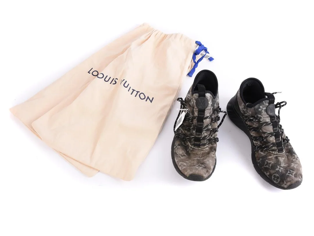 Skor, Louis Vuitton, Fastlane Sneaker Noir, strorlek 080 (42,5), i dustbags med extra skosnören, bruksslitage, en spricka i tyg vänster sko — Kläder/Övrigt — Kaplans