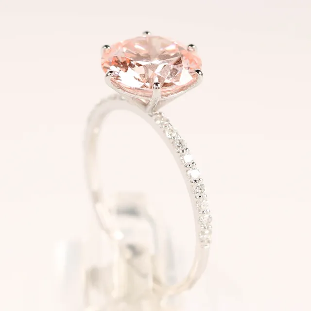 Ring in 14 kt. white gold with a laboratory-created pink brilliant of 3.00 ct.