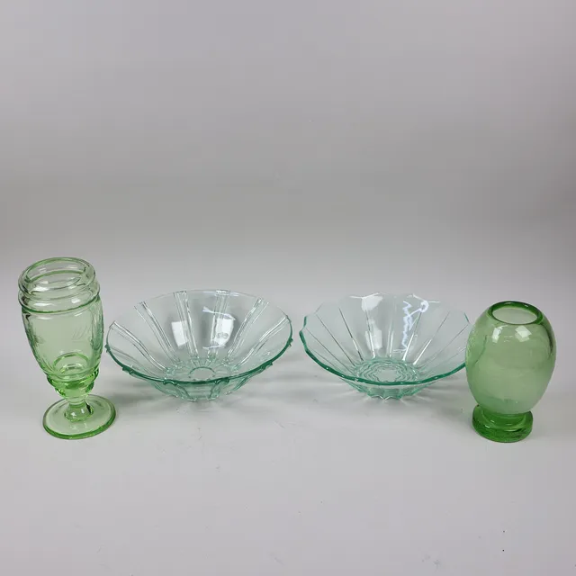 TRELLEBORGS GLASBRUK, vaser och skålfat, grönt glas, 1900-talets första hälft, 4 delar.