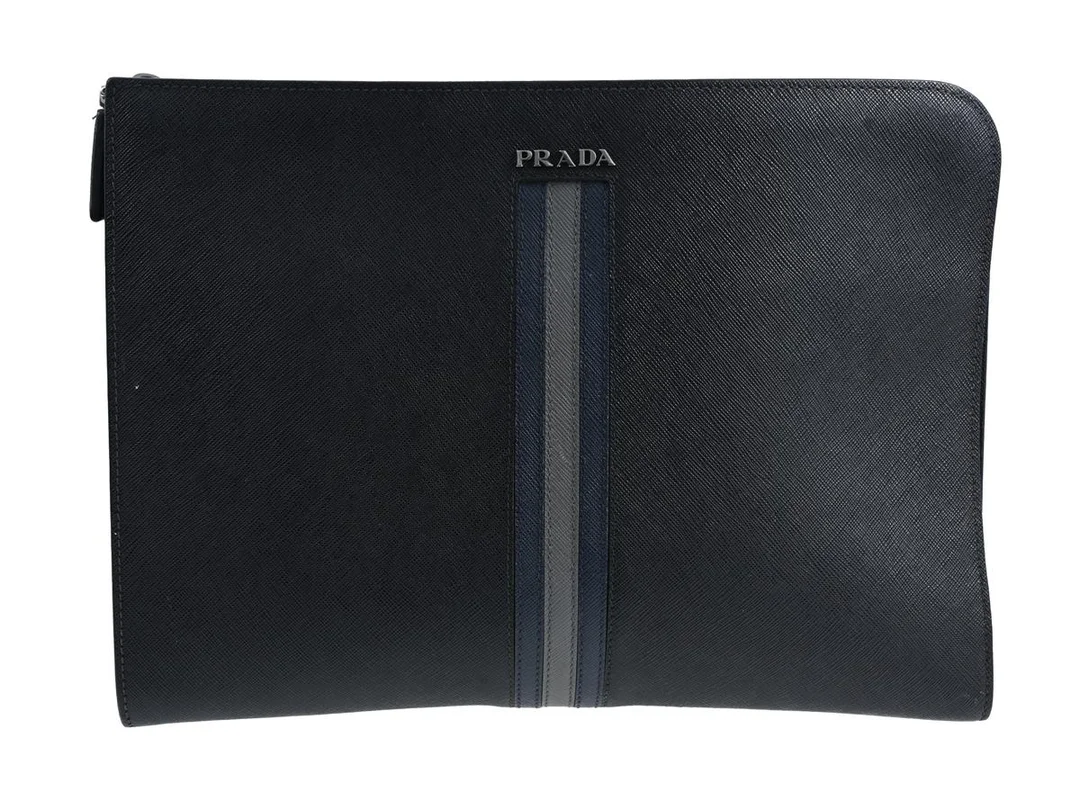 DATAFODRAL, PRADA, svart saffiano läder, blå, grå rand, 33x24x2 cm, cert, bruksslitage. — Accessoarer/Ipadfodral — Kaplans