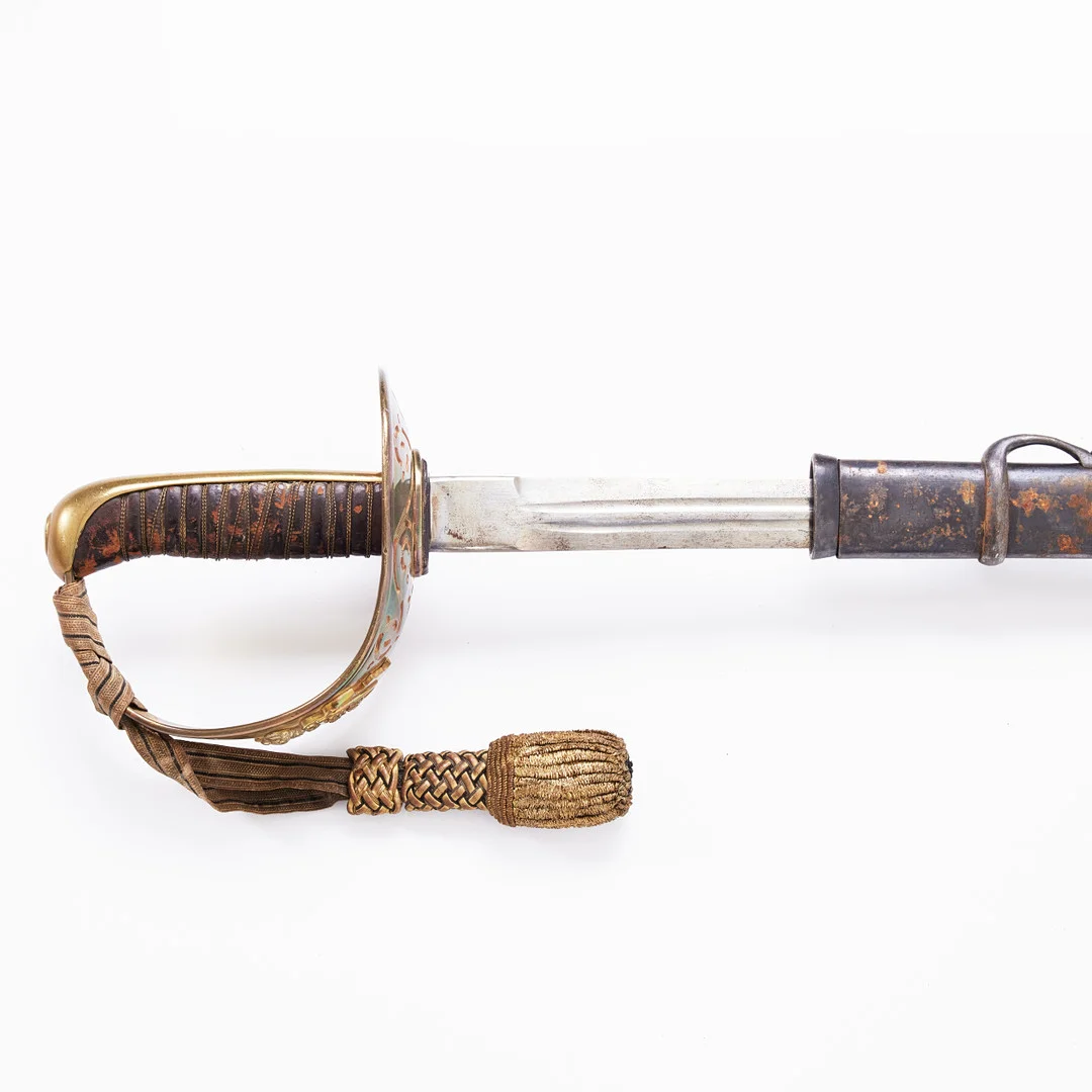 SABEL, svensk, m/1893, för officer vid kavalleriet, med portepé m/1797 samt svärtad stålbalja, klingan märkt E. Svalling Eskilstuna. — Edged weapons — Stockholms Auktionsverk Magasin 5