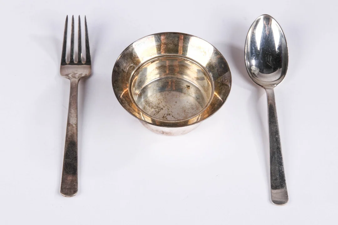 Kaj Bojesen. 'Grand Prix' bestik samt Carl Cohr skål af sterlingsølv (3) — Silver, bronze, copper and pewter/Silver flatware — Lauritz