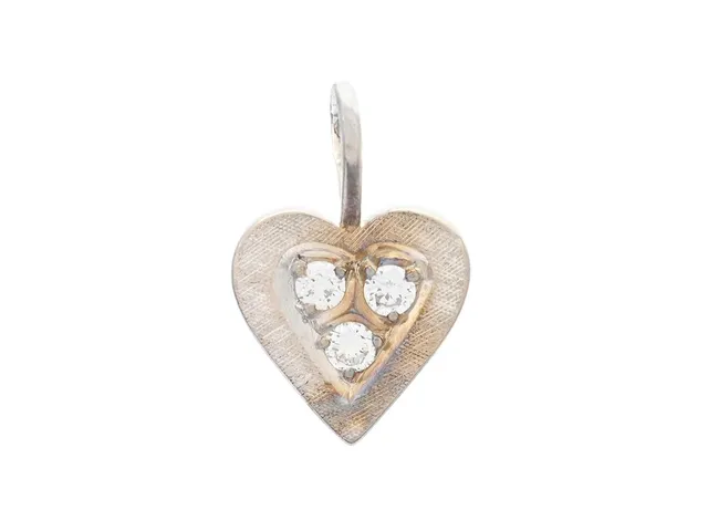 HÄNGE, hjärta, 14K vitguld, 3 briljantslipade diamanter ca 0,09 ctv, ca W/VS-SI, höjd 14 mm, vikt 1,1 g.