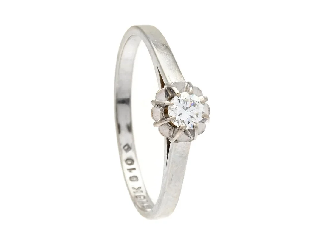 ENSTENSRING, 18K vitguld, briljantslipad diamant enligt gravyr 0,16 ct ca W/VS, stl 17,5 mm, Iduna, 1981, vikt 2,1 g. — Smycken/Enstensring — Kaplans