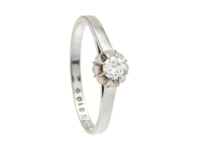 ENSTENSRING, 18K vitguld, briljantslipad diamant enligt gravyr 0,16 ct ca W/VS, stl 17,5 mm, Iduna, 1981, vikt 2,1 g.