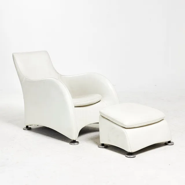 GERARD VAN DEN BERG. Fåtölj och fotpall, "Loge", Montis, helstoppad med vit skinnklädsel, fötter av aluminium, 1900-talets senare del.