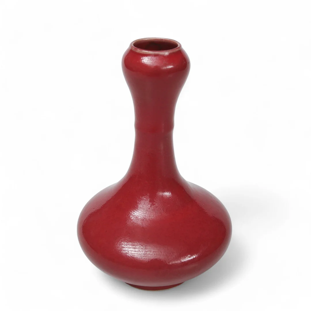 VAS, porslin, Sang du Boeuf/Oxblodsglasyr, Kina, som inspirerats av ett äldre objekt. Modern tillverkning. — Oriental — Limhamns Auktionsbyrå