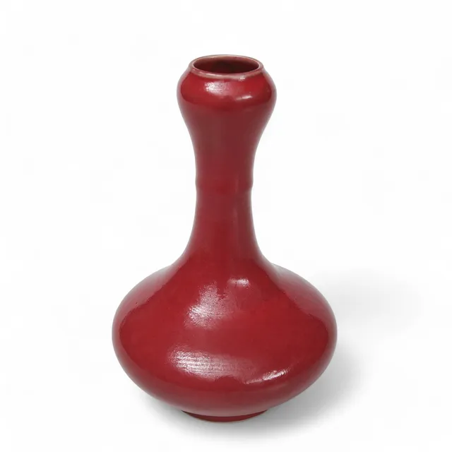 VAS, porslin, Sang du Boeuf/Oxblodsglasyr, Kina, som inspirerats av ett äldre objekt. Modern tillverkning.