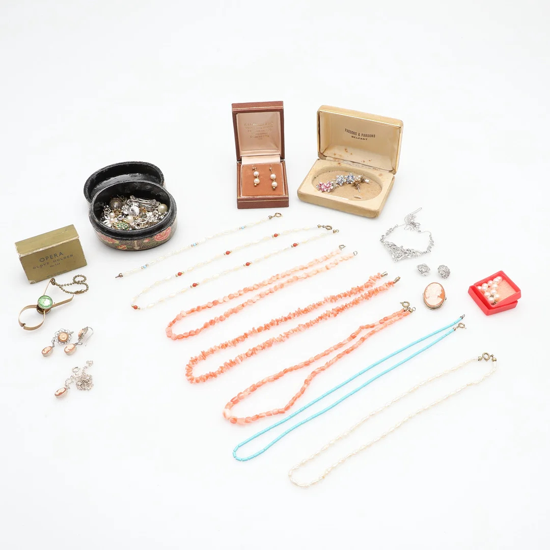 A QUANTITY OF JEWELLERY INCLUDING A FRESWATER PEARL NECKLACE, A CAMEO BROOCH ETC. — Objet de vertu & Miscellaneous — Lawrences Auctioneers
