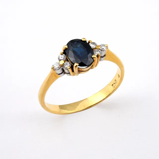 A SAPPHIRE AND DIAMOND RING.