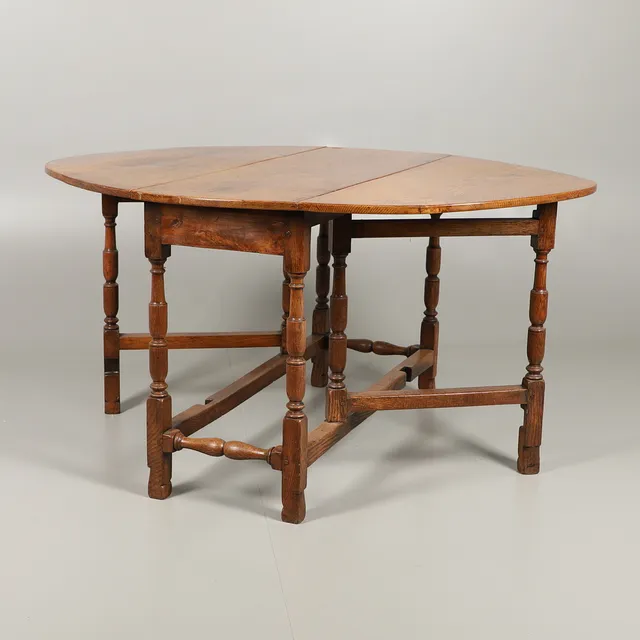 A 19TH CENTURY OAK GATELEG TABLE.