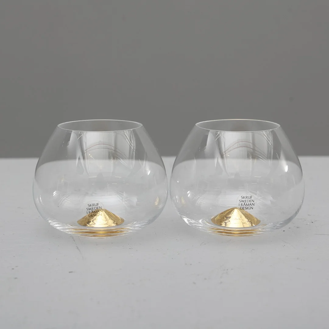 INGEGERD RÅMAN. KONJAKSKUPOR, ett par, glas,Skruf Glasbruk. — Tableware — Södermanlands Auktionsverk