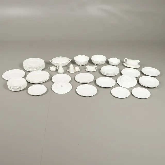 A WEDGWOOD COUNTRYWARE PATTERN DINNER SERVICE.
