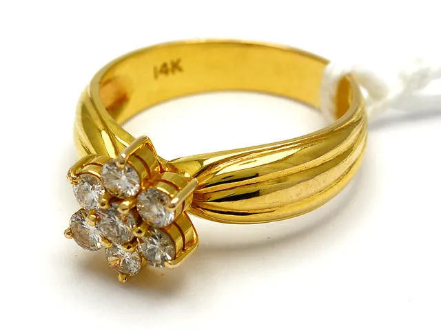 Ring 14K Ø17½ 4,4g med diamanter 7xca0,08ct, några skadade