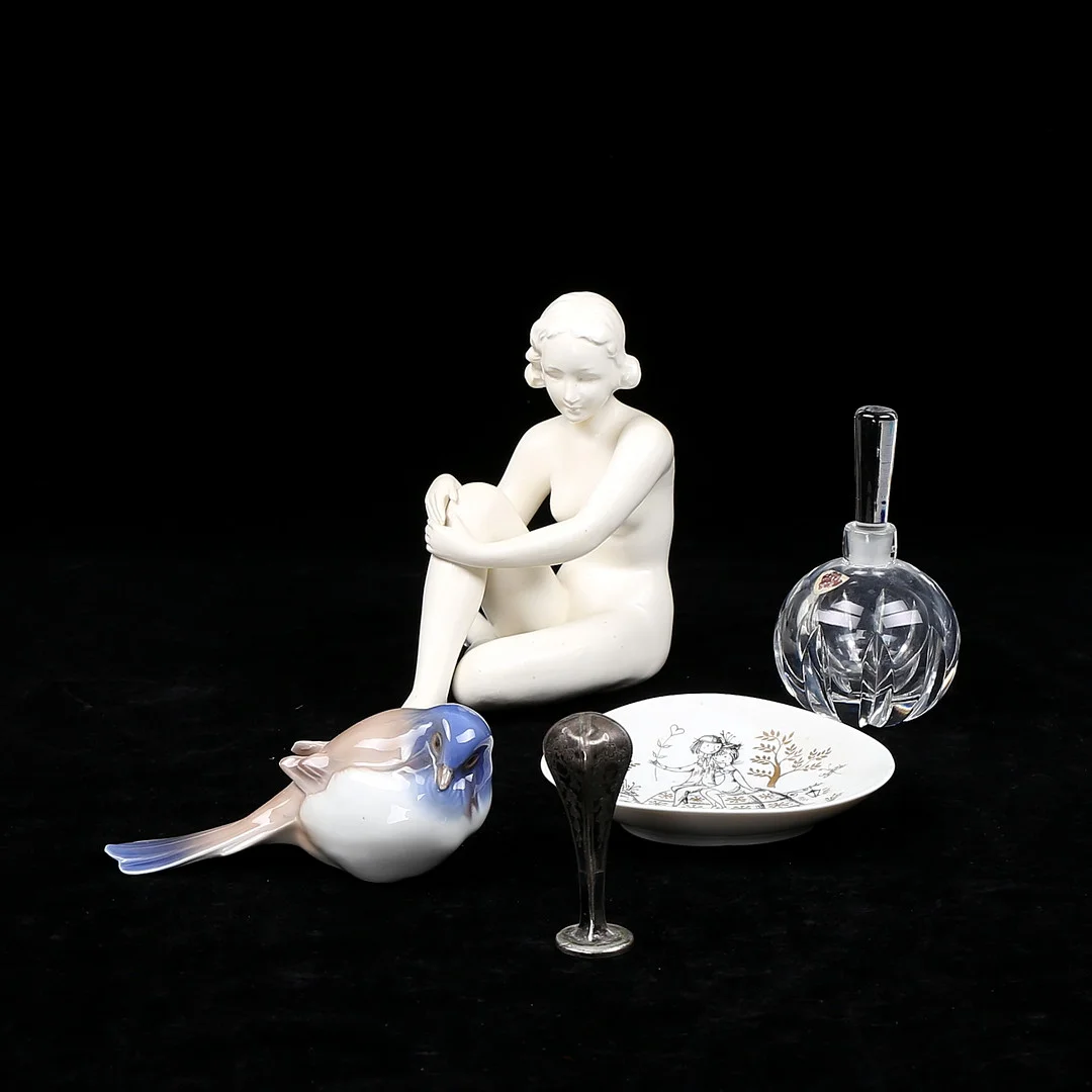 GLAS- OCH PORSLINSFÖREMÅL mm, 5 st, 1900-tal. — European — Växjö Auktionskammare