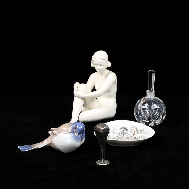 GLAS- OCH PORSLINSFÖREMÅL mm, 5 st, 1900-tal.