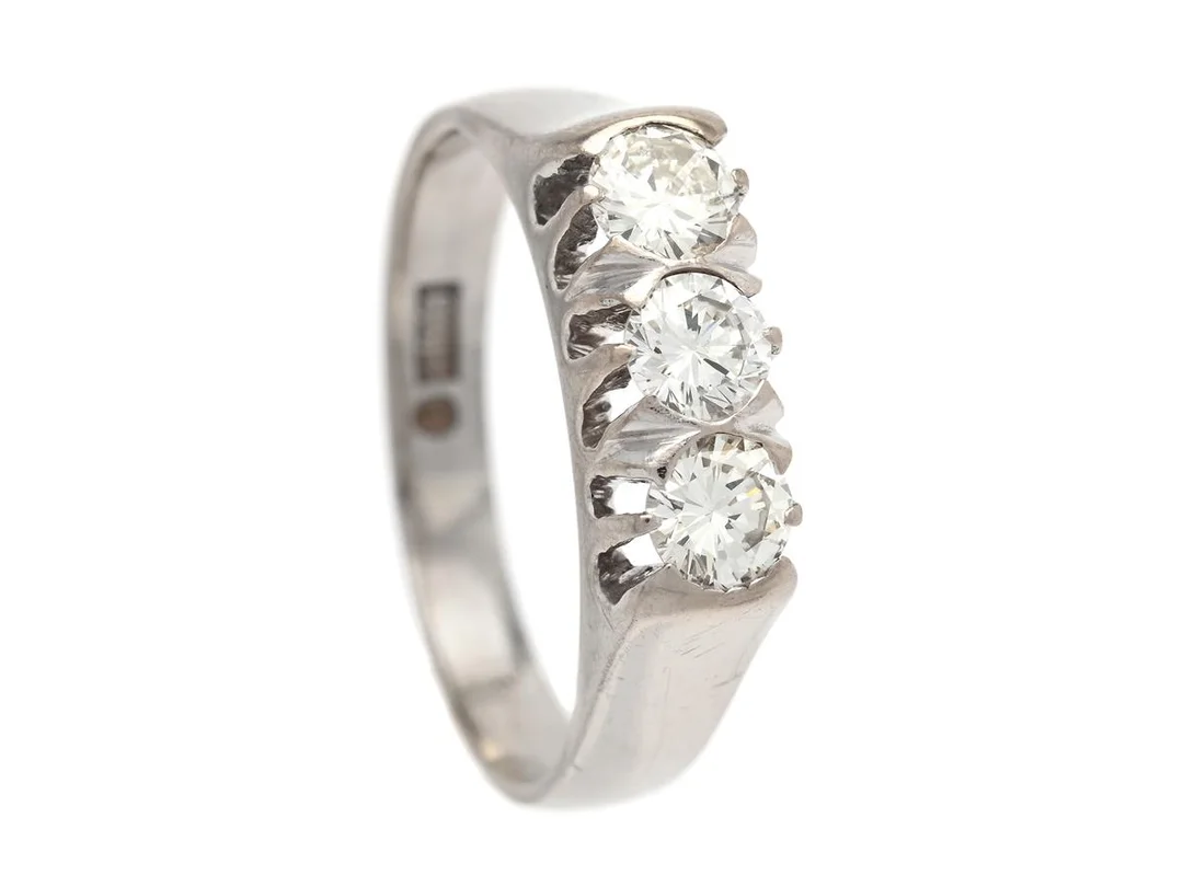 TRESTENSRING, 18K vitguld, briljantslipade diamanter ca 0,62 ct, ca W-TCa/VS, Börje Löfgren, Stockholm 1960/70-tal, stl 17,25+ mm, vikt 5,2 g, storleksändrad. — Smycken/Trestensring — Kaplans
