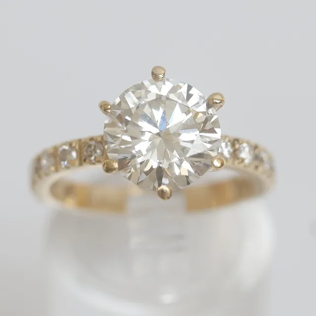 RING, 14k, guld, med infattad diamant på 3,01ct. Samt 12st infattade diamanter på skenan.