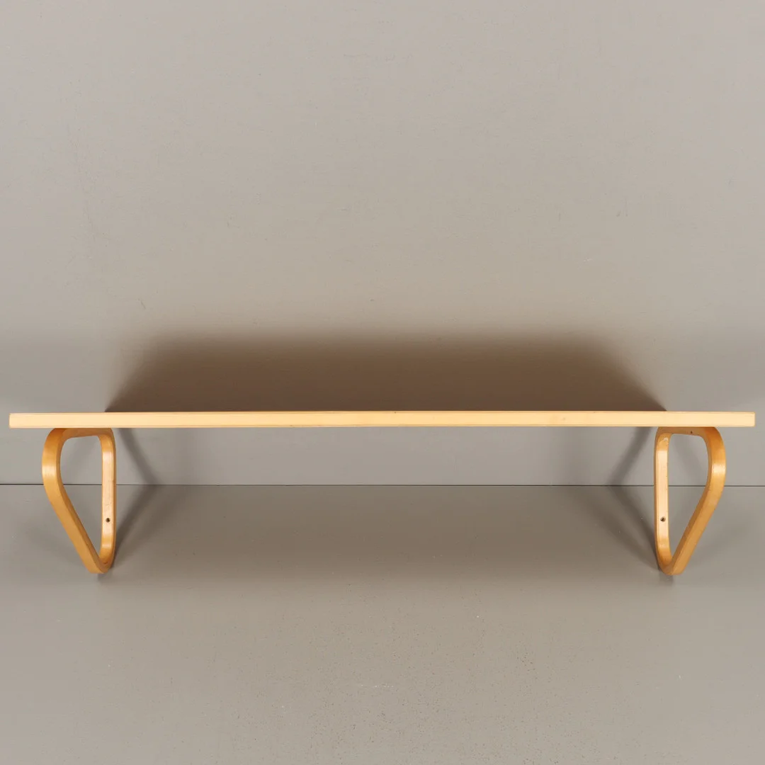 ALVAR AALTO. Vägghylla, modell 112A, Artek, Finland 1900-talets andra hälft. — Cupboards, Cabinets & Shelves — Karlstad Hammarö Auktionsverk