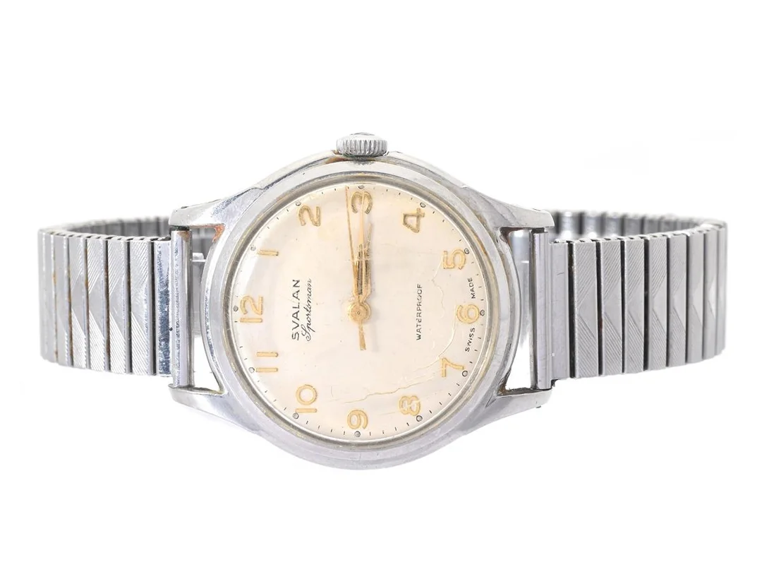 SVALAN, Sportsman, Boett nr. 20120, herrur, 35 mm, stål, manuell, plexiglas (skadat), skadad urtavla, ca 1955, metallänk ej original. — Klockor/Svalan — Kaplans