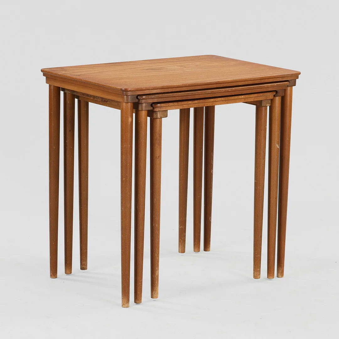DANSK MØBELDESIGN: Sæt på tre indskudsborde af teaktræ og bejdset bøgetræ, dansk møbelproducent, 1950'erne, (3). — Tables — Palsgaard Kunstauktioner