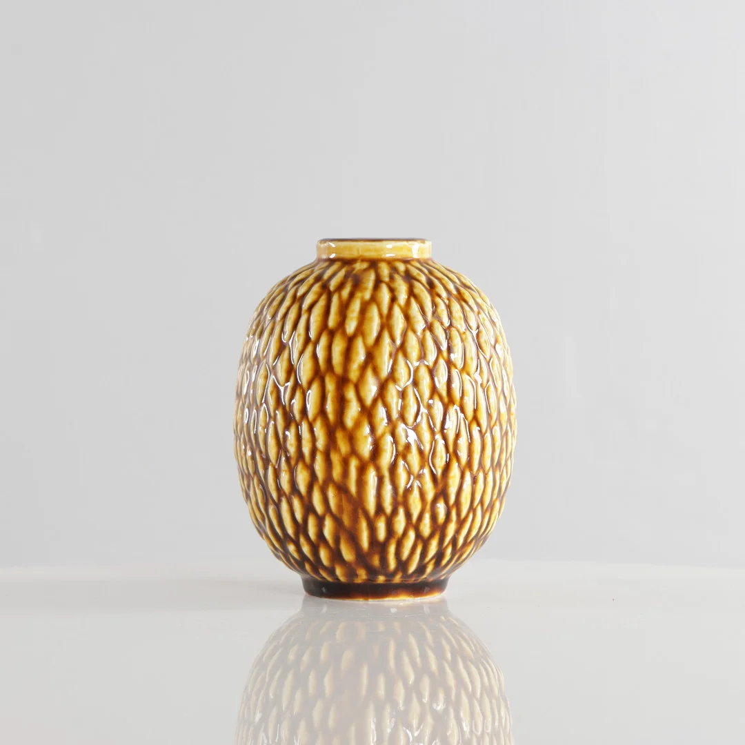 GUNNAR NYLUND. Vase, sennepsgul, "Chamotte", Rörstrand, Sverige, 1900 tallet. — European — Woxholt Auktioner