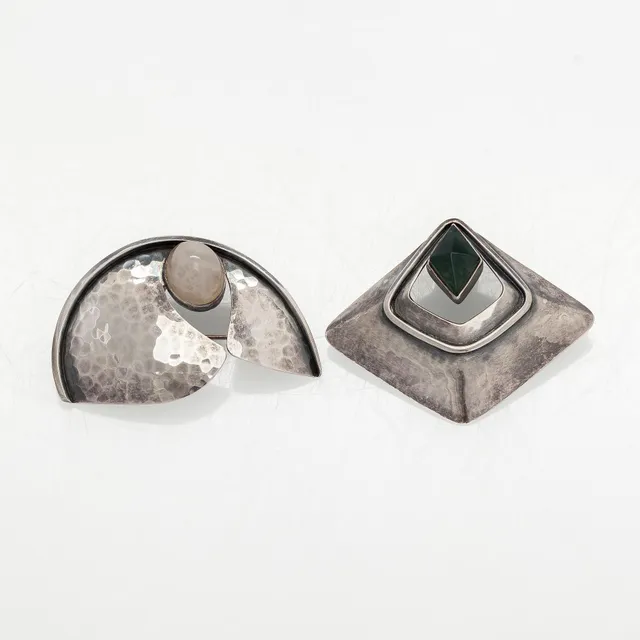 Broscher, 2 st, silver, mossagat, kvarts, Tillander, 1962.