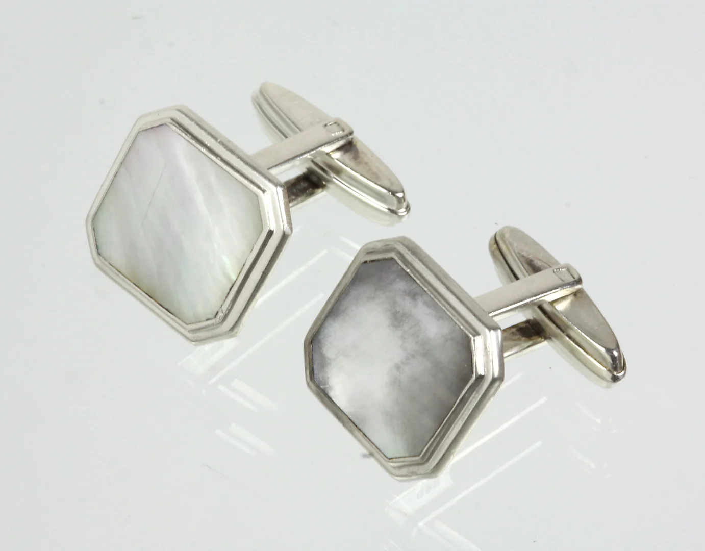 MANSCHETTENKNÖPFE, PERLMUTT SILBER 835. — Cufflinks & Tie Pins — Auktionshaus Bossard