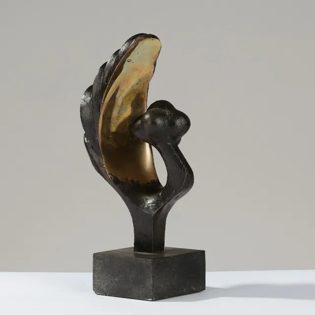 STINE RING HANSEN (F.1968). Signeret skulptur betitlet "Frugten" af delvist mørkpatineret bronze med organisk udtryk, udført på eget værksted i Kongens Lyngby, Danmark.