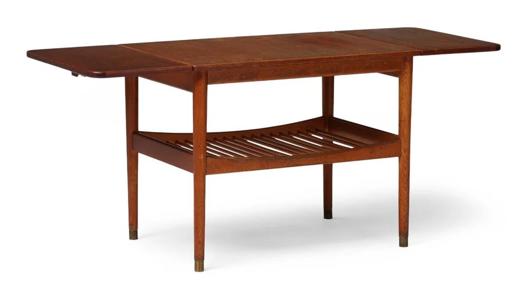Coffee table with teak top, beech frame with underlying slatted shelf. Brass shoes. Manufactured by Anton Kildeberg, Odense, 1950'erne. H. 55 cm. L. 69/97/125 cm. W. 48 cm. — Modern Furniture — Bruun Rasmussen