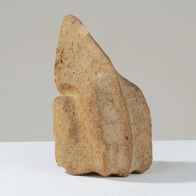 Signeret skulptur af uglaseret stentøj forestillende stiliseret fuglekranie.