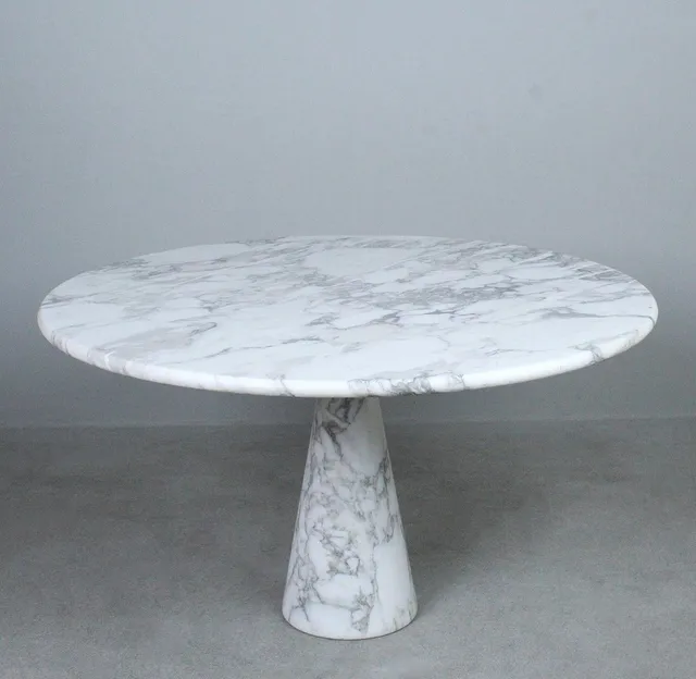 ANGELO MANGIAROTTI. IM STIL VON. Tisch / Esstisch aus Carrara-Marmor, Italien, 1970er Jahre.