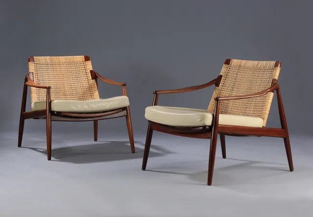 Hartmut Lohmeyer for Wilkhahn. A pair of lounge chairs made in teakwood and mesh. (2)