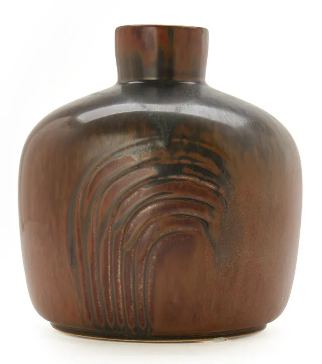 Stoneware vase modelled in a slightly oval form with incised decoration. Decorated with reddish-brown glaze with grey elements. Signed E.ST.N., 158. Made and stamped by Saxbo, Denmark. Made 1950–1968. H. 18 cm. W. 15.5 cm.