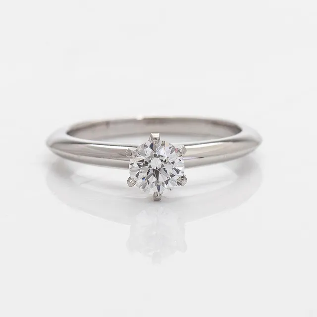 Tiffany & Co, ring, solitär, platina med en briljantslipad diamant.