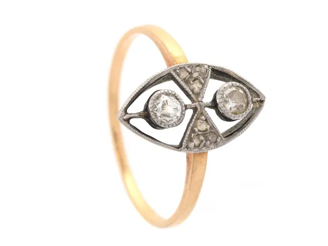 RING, 18K guld/platina, 2 gammalslipade diamanter ca 0,10 ctv, 6 rosenslipade diamanter, Frankrike, stl 17,25 mm, vikt 1,5 g, några diamanter skadade.