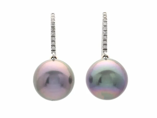 PÄRLÖRHÄNGEN, 18K vitguld, Tahitipärlor, ca 11,4 mm, 18 briljantslipade diamanter ca 0,10 ctv, höjd 27 mm, vikt 5,1 g, krokar.