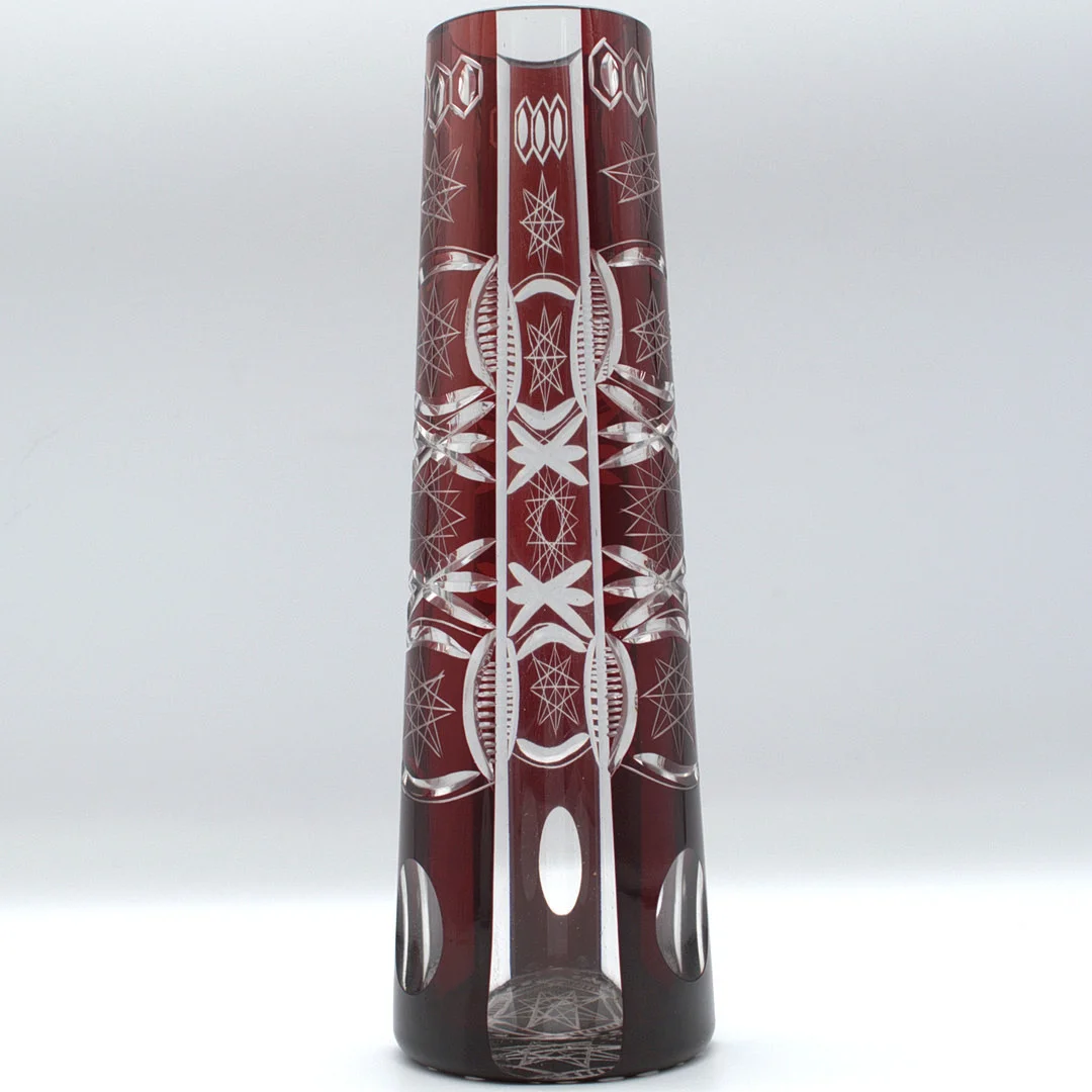 BÖHMISCHE JUGENDSTIL GLAS VASE RUBINROTER ÜBERFANG, HANDGESCHLIFFEN, UM 1910. — Art glass — Kunst- und Auktionshaus Kleinhenz