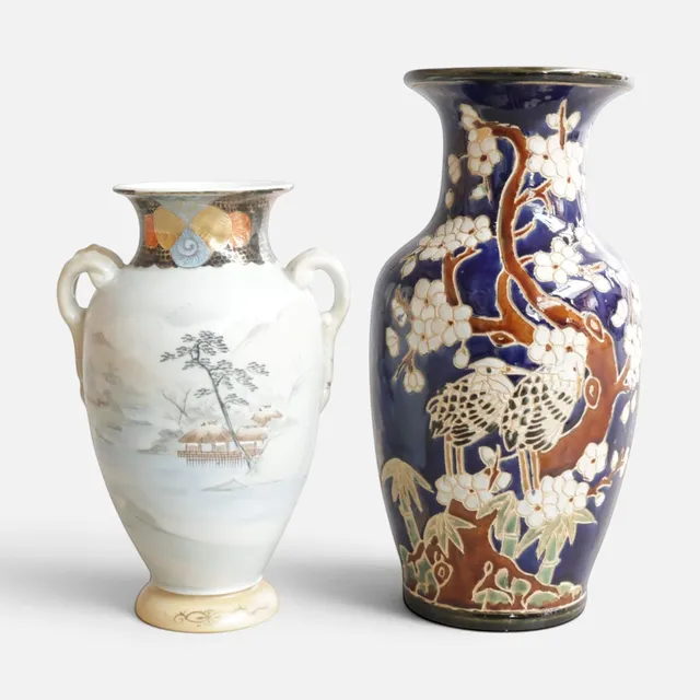 To japanske vaser af porcelæn og glaseret stentøj, motiv af landskab, fugle og planter. 20. århundrede. (2).