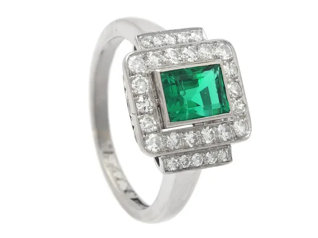 RING, platina, smaragd ca 0,90 ct, 28 åttkantslipade diamanter ca 0,35 ctv, ca TW-TCr/VS-SI, Erik Thomassons Guld-& Juvelfirma, Stockholm 1953, stl 15,5 mm, vikt 6,2 g, storleksändrad, två diamanter har nagg vid rondisten, smaragden har nagg i ena hörnet och i anslutning till stor inneslutning som når ytan.
